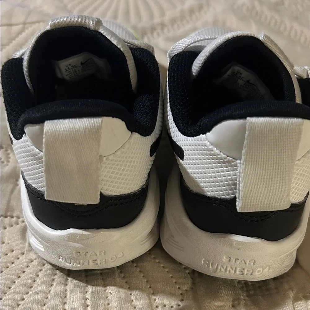 Nike Star Runner 4 White Black Kids Preschool Running Size 11.5